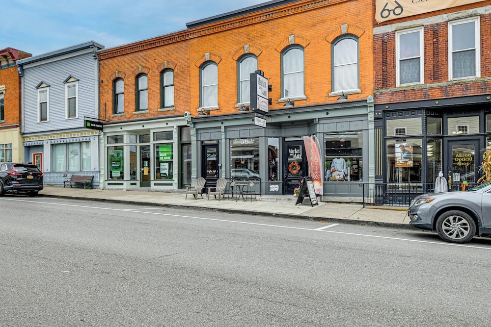 Luxurious 'litfin Loft' - Walk to Main St Akron