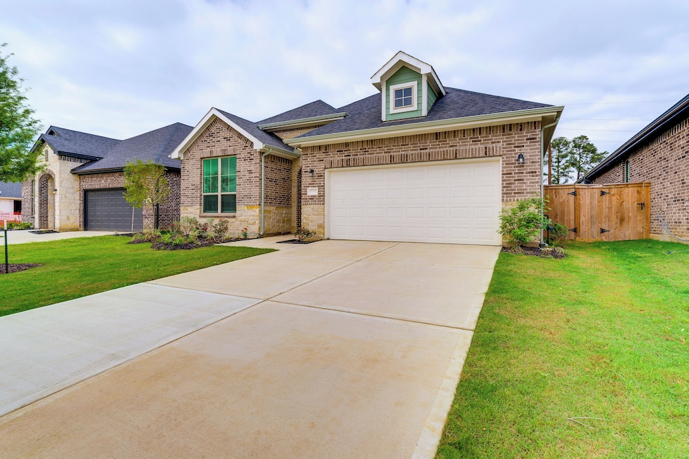 Patio & Pool Access: Family Home in Tomball