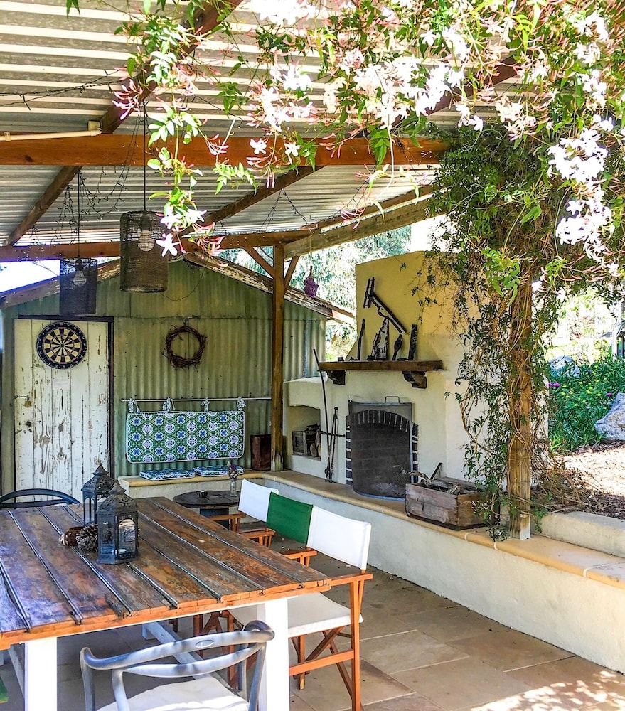 Karawatha Cottages B&B