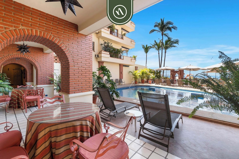 Beachfront Mexican Styled 3 BR Condo in Downtown