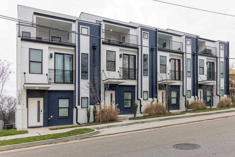 Monty by Avantstay 4bdr 4ba, Balcony w/ Outdoor Seating, 5mins to DT