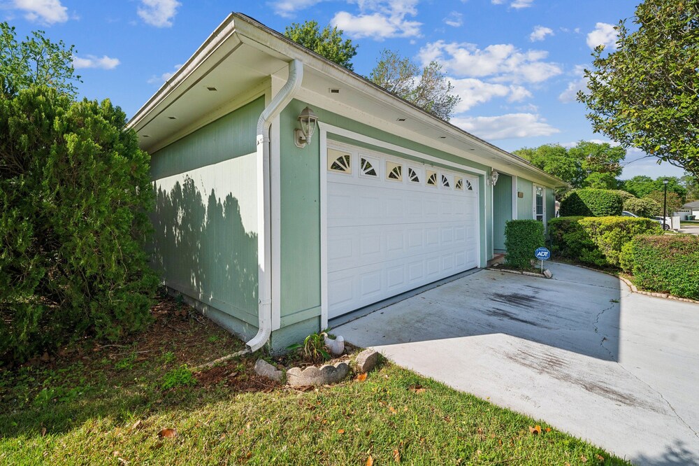 Pondside Perch - Your Waterfront Retreat 3 Bedroom Home