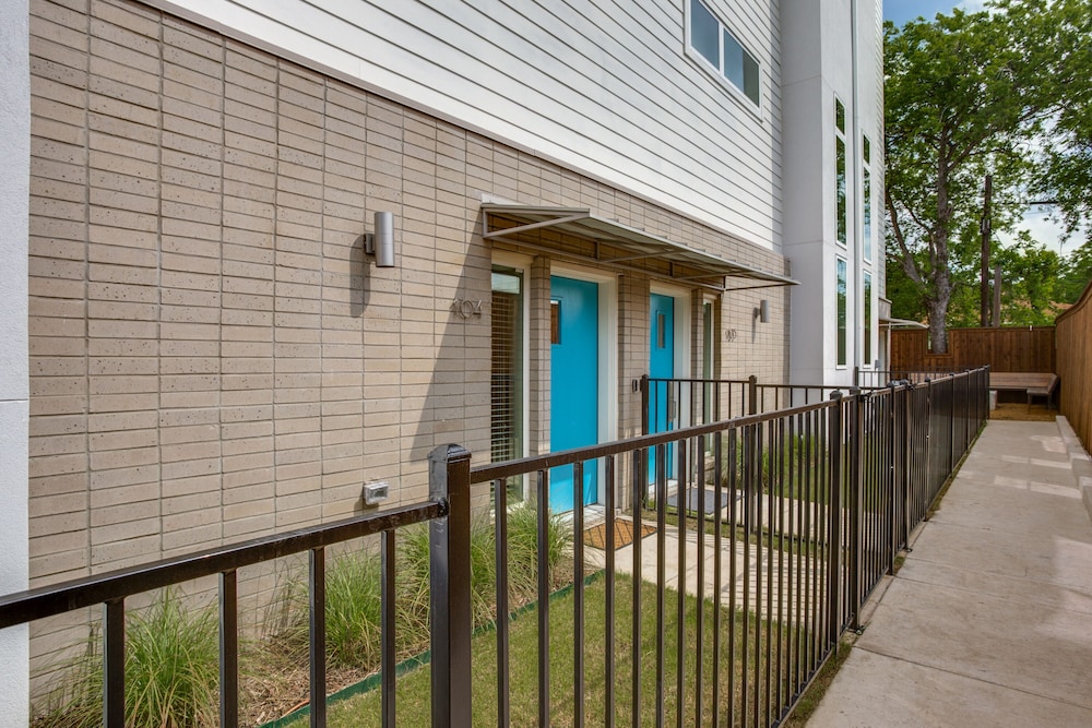 Upscale 2 bedroom Dallas TownHome view 4