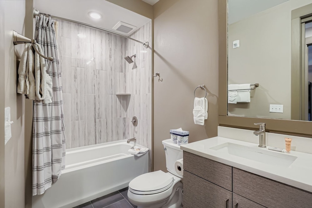 1820 The Seasons 1 Bedroom Condo