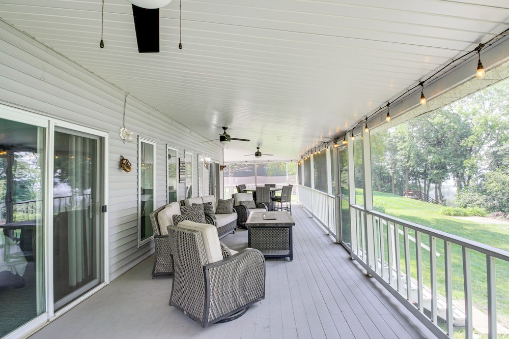 Waterfront Family Retreat on Lake Lida w/ Dock