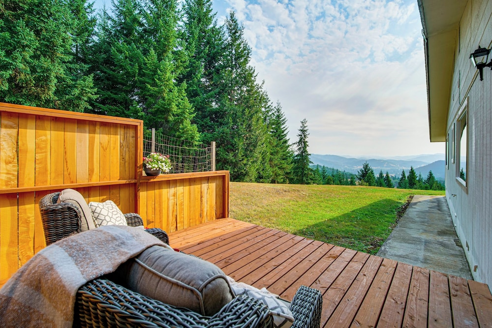 4 Mi to River: Umpqua Valley Villa w/ Fire Pit!