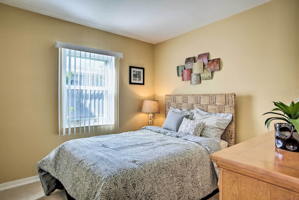 Ft. Lauderdale Townhome on Canal - 3 Mi. to Beach!