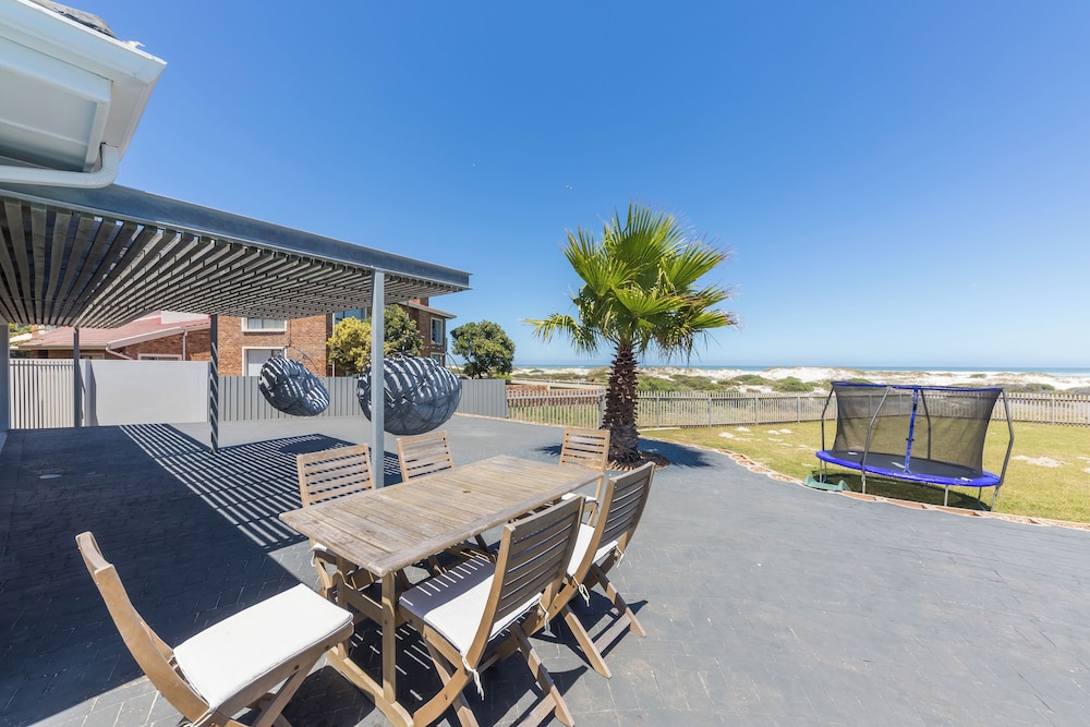 Beachfront, Private Pool, Pizza Oven, Pool Table, Fast Internet, Family Friendly