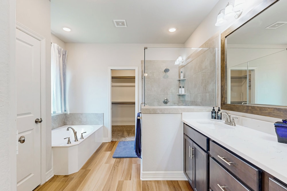 3BR Cozy Home w/ Enclosed Backyard & W/D