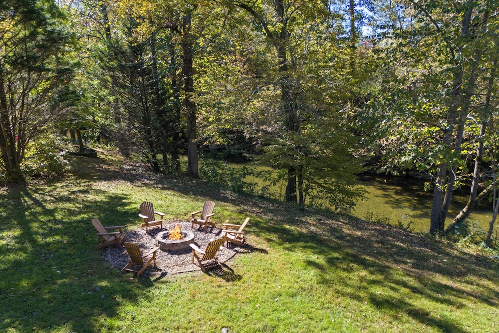 River View Dog Friendly Game Room w Hot Tub