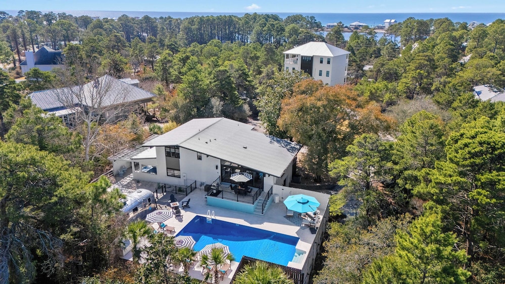 30A Florida Flashback by Avantstay Private Pool, Golf Cart, 3 Mins to Beach!