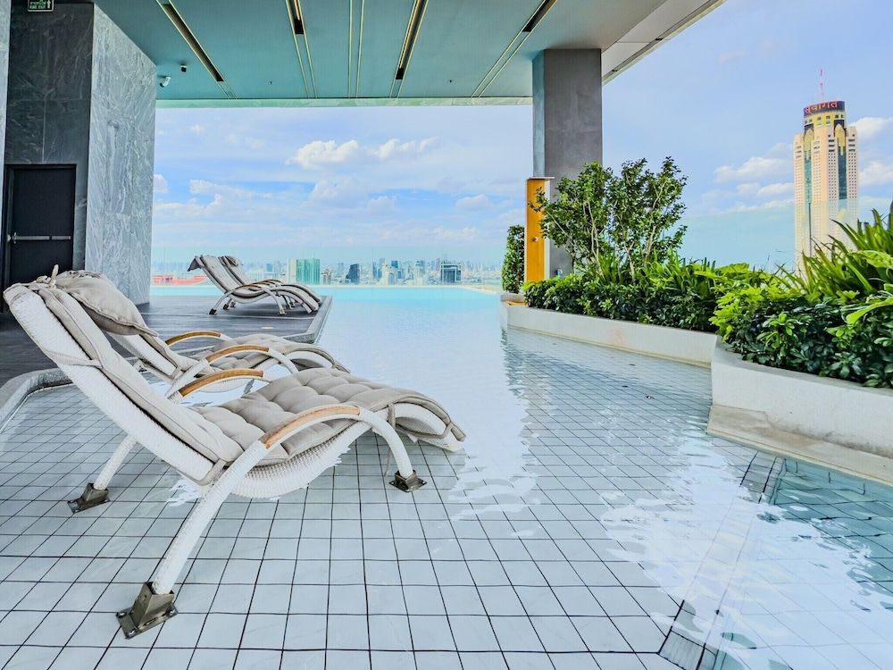 New Residence in Central Bangkok Siam Paragon · Central World