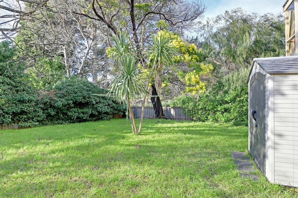 2-bed Townhouse Retreat in Sandy Bay With Parking