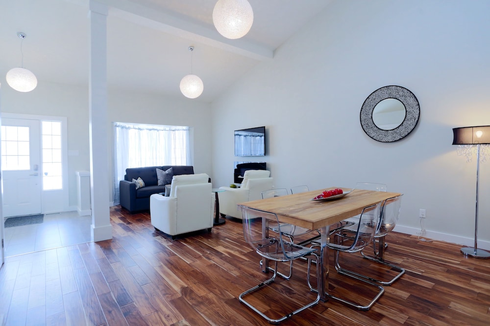 Boardwalk Homes - Executive Guest Rooms & Townhomes