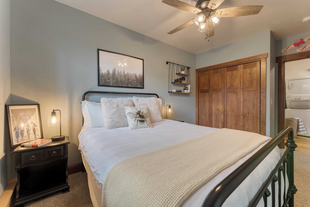 Denton by Avantstay Hot Tub, Deck w/ Fire Pit Near Skiing & Lake!