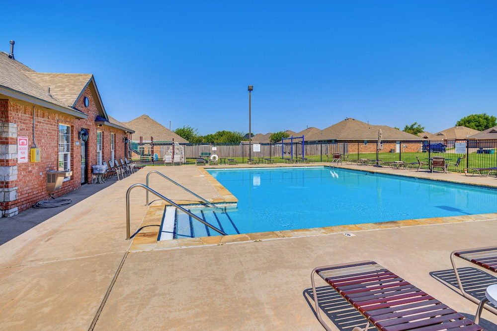 14 Mi to Dtwn Okc: Edmond Gem w/ Fenced Yard!