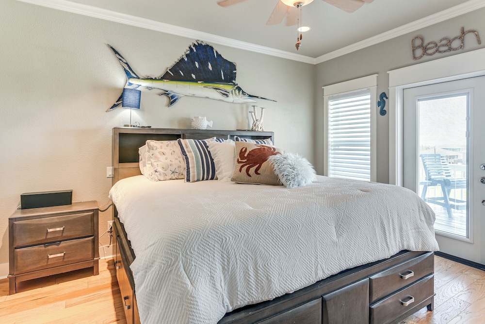 2 Blocks to Shore: Crystal Beach House w/ Yard!