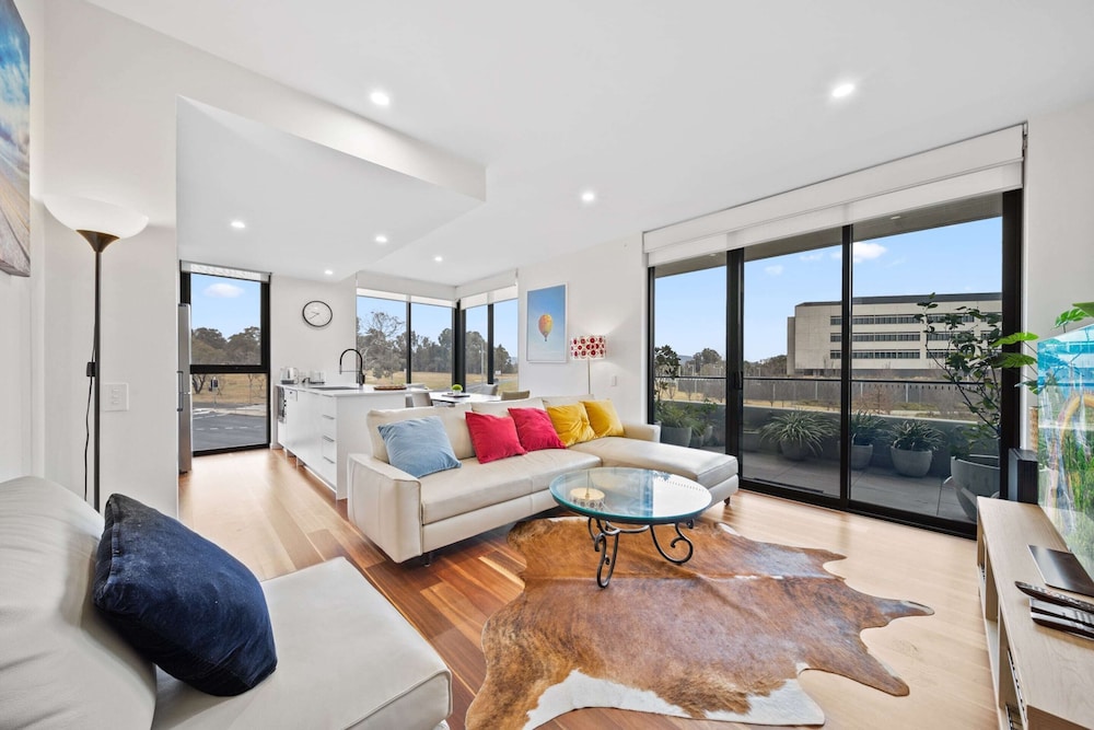 Inner-city 2-bed With Large Balcony, Garden & Gym