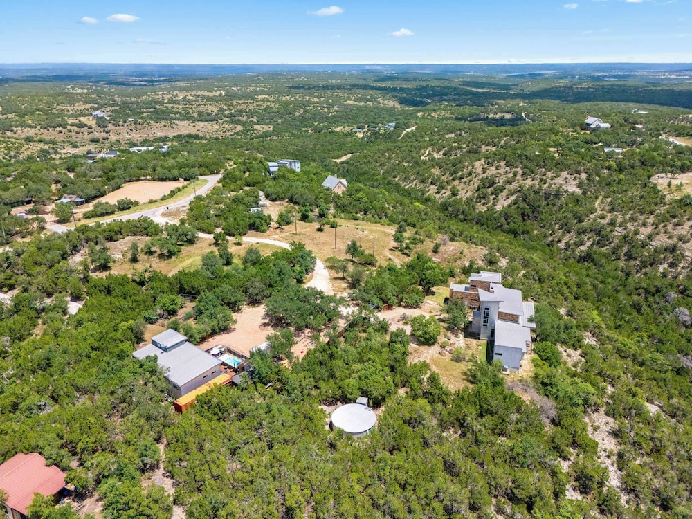 Luxury 4BR Hilltop Retreat Hot Tub & Scenic Views