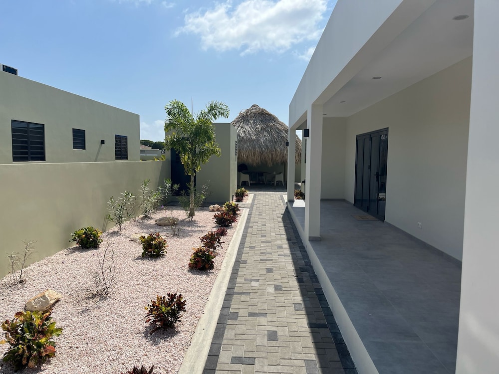 Villa Paradise with pool at mambo beach