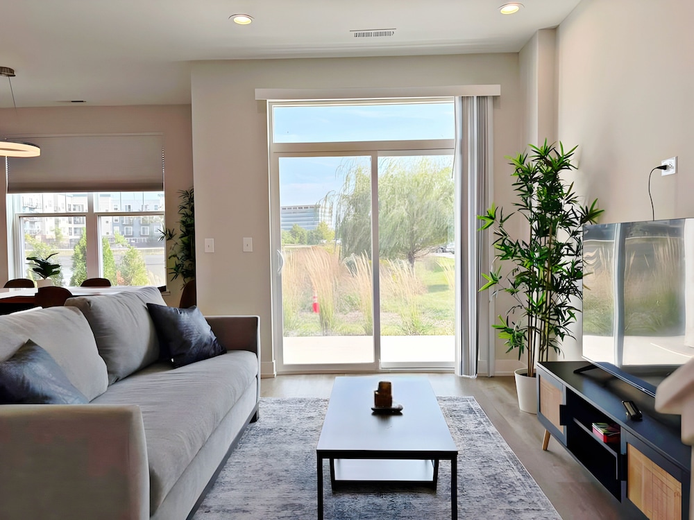 Modern 4BR with Parking - WV rep 4