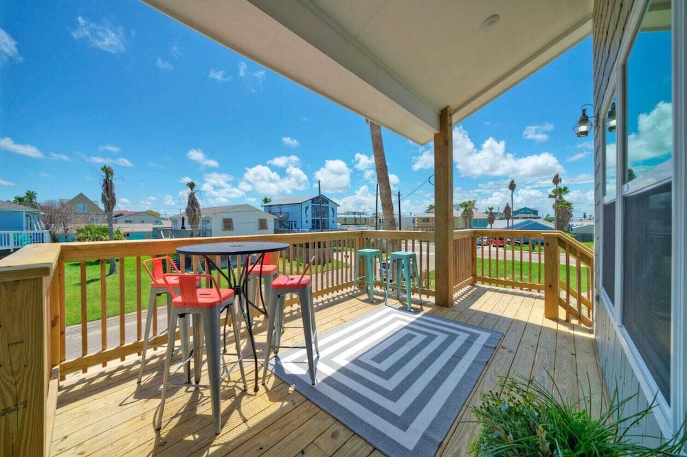 Sleeps 20 2 Modern Homes w/ Private Pool, Deck+patio 3-min Walk to the Beach