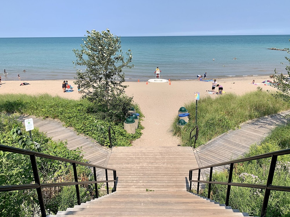 Beautiful Luxury Suite A Shorewood Home