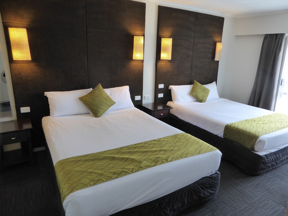 Four Canoes Hotel