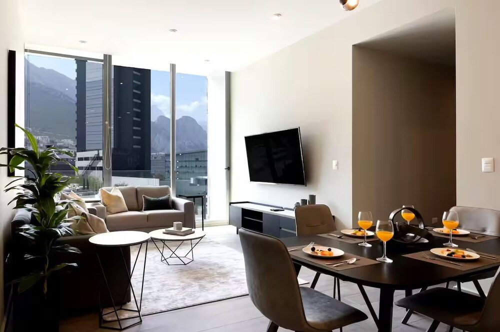 Modern Apts w Pool & Mountain View