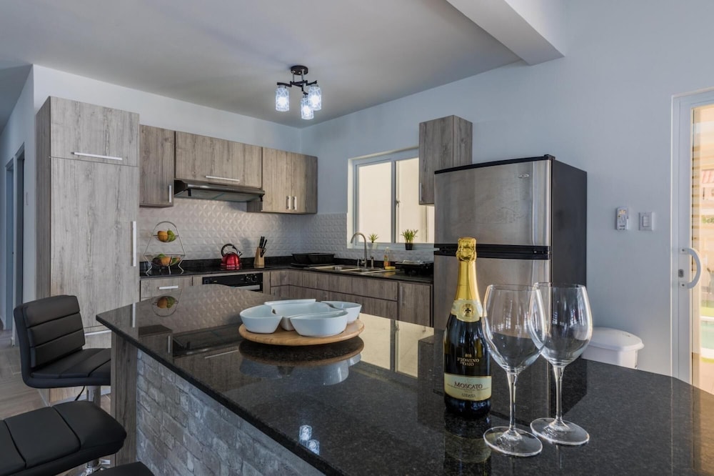 NEW Modern Stylish 6BR 6BA Villa Near Palmbeach