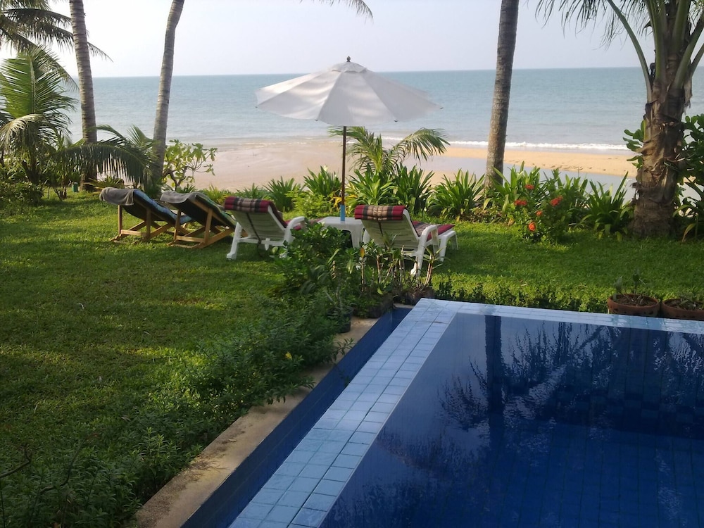 Beachfront Oasis With Private Pool and Jacuzzi on Samui's Bang Por Beach