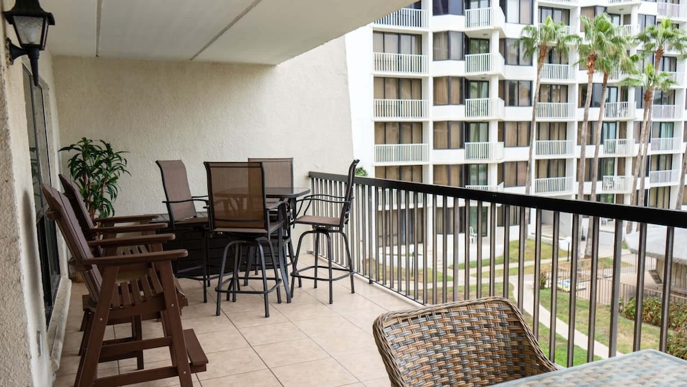 Sleeps 10 Direct Beach Heated Pool 3 Bedroom Apts