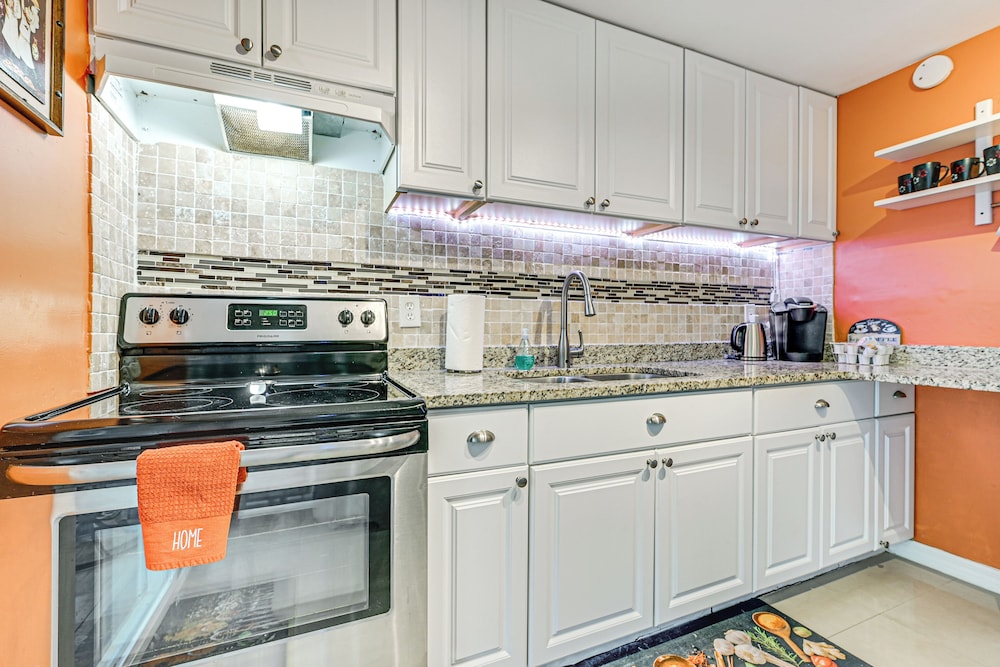 Home w/ Expansive Patio, 3 Mi to Busch Gardens!