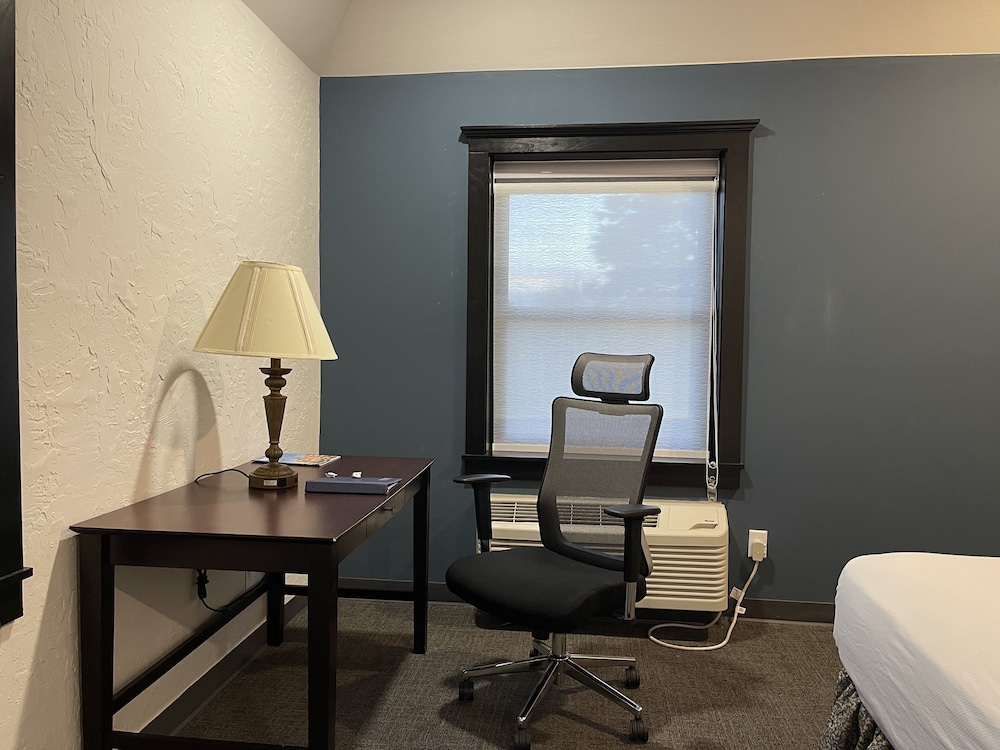 Bloomington Vacations - The Chateau Hotel and Conference Center - Property Image 93