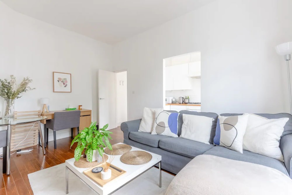 Contemporary 1 Bedroom Apartment in Heart of Shepherds Bush