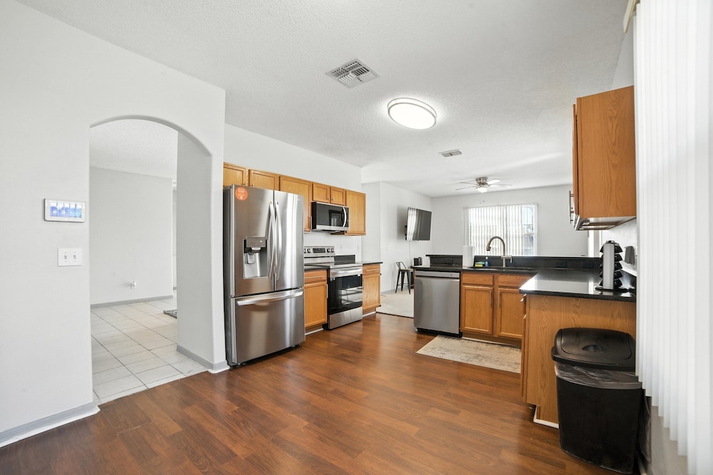 Family Retreat With Private Pool Near Disney! 3 Bedroom Residence