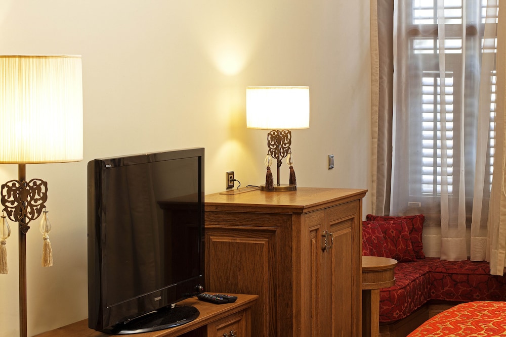 Celine Otel - Image 17