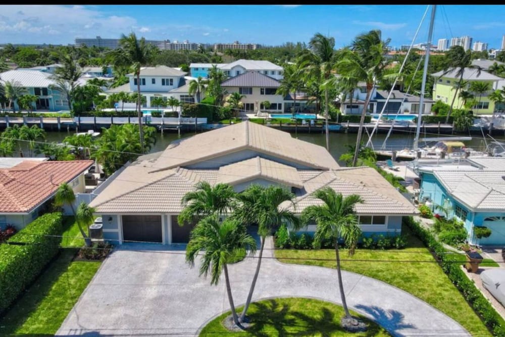 Waterfront Oasis Heated Pool Game Room Gym