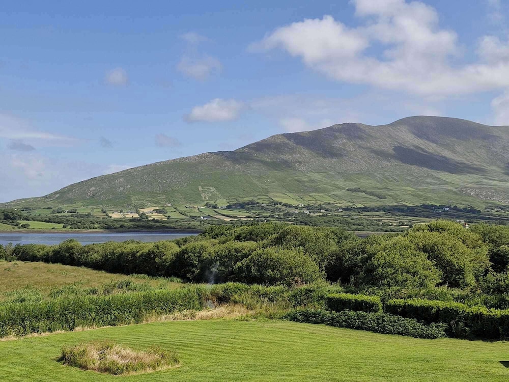 Cosy Cahirciveen Villa - Stunning Views