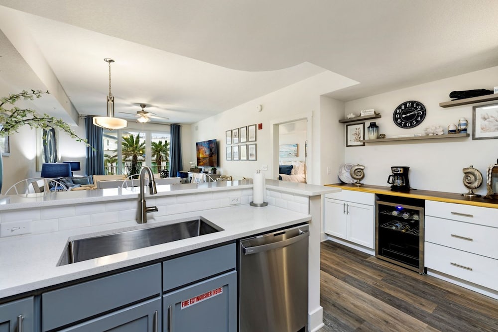 Fall Retreat Condo w Heated Pool Hot tub Pier Pk