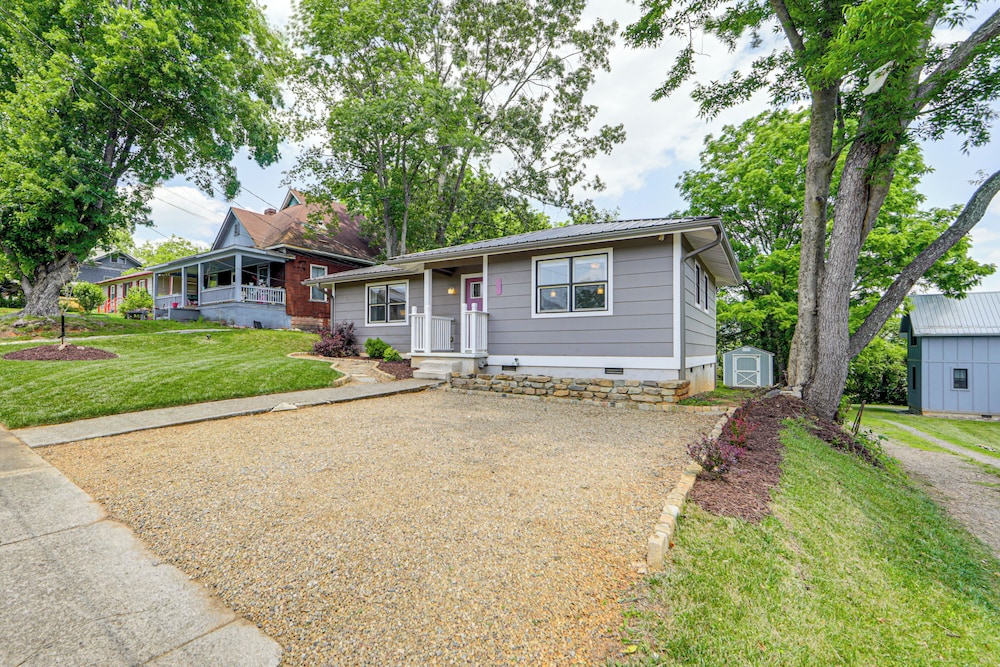 1/2 Mi to River Arts District: Home w/ Deck!