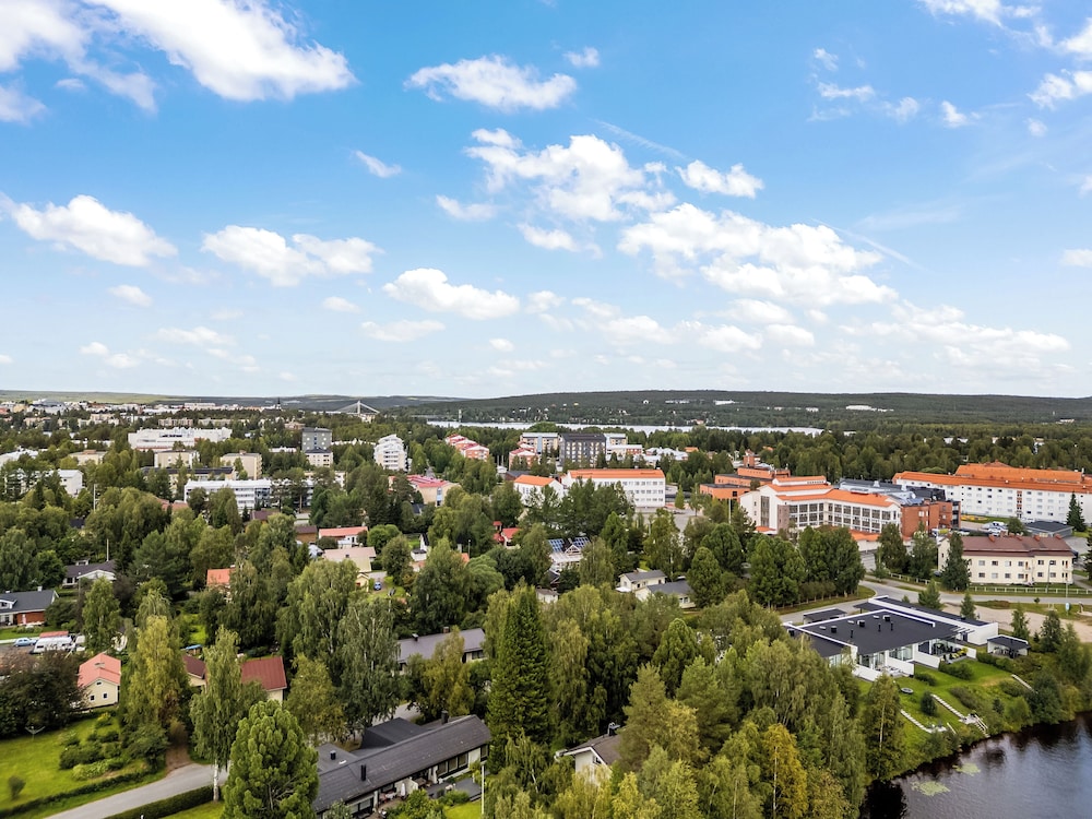 Spacious 3BR House - River View & Sauna