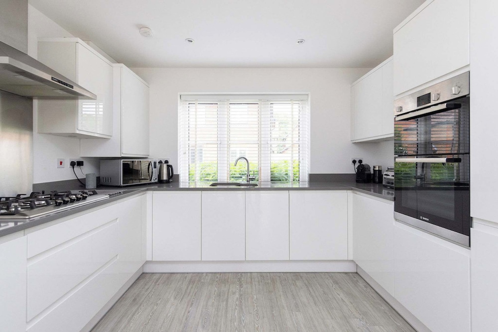 Modern Family Retreat Nr Beaches and Marina