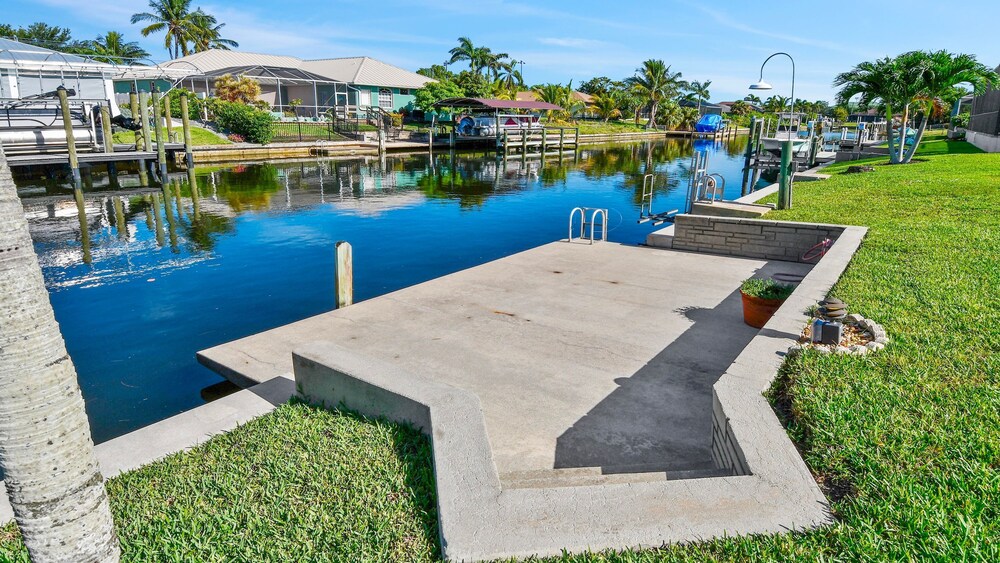Just Chill Modern Canal Villa w Heated Pool