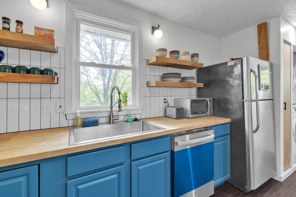 Relax And Unwind In The Heart Of Fayetteville 2 Bedroom Home