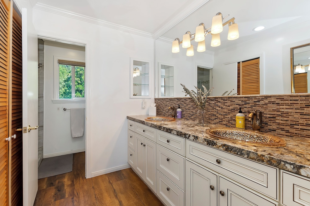 Casa Del Lago Spacious 4 Story Gated Home