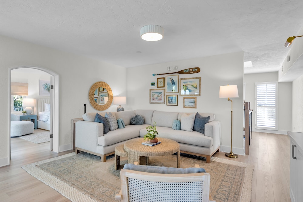 New Listing! Reel Joy Waterfront Luxe With Pool And Private Dock 4 Bedroom Home