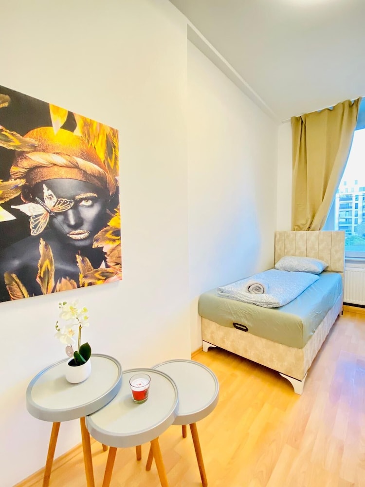 5 Bedroom Apartment near Schonbrunn