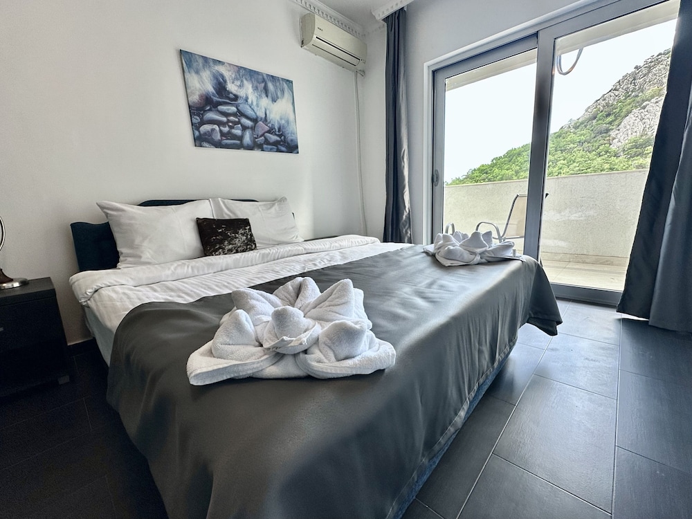 Guest House West Gate