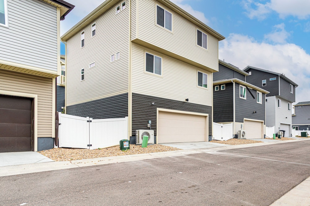 13 Mi to Dtwn Denver: Spacious Home w/ Balcony!
